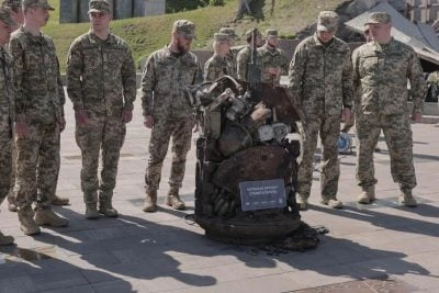 "Останню крапку ставить піхота": у Києві відкрили інсталяцію з уламків ворожого озброєння
