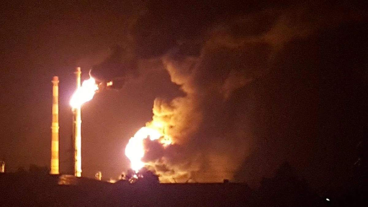 Паливна криза в Росії: як нова тактика ударів України по НПЗ б'є по ринку РФ